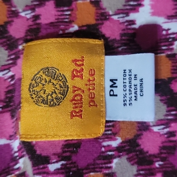 RUBY RD Abstract Print Top Embellished Neckline 3/4 Sleeve Blouse Contemporary - Picture 4 of 4